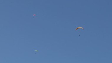Mavi gökyüzü üzerinde renkli paraglide