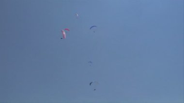 Mavi gökyüzü üzerinde renkli paraglide