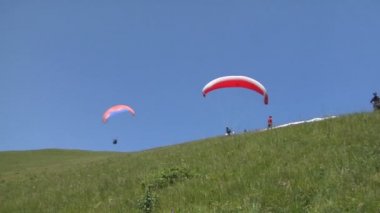 Mavi gökyüzü üzerinde renkli paraglide