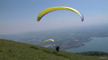 Mavi gökyüzü üzerinde renkli paraglide