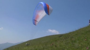 Mavi gökyüzü üzerinde renkli paraglide