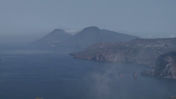 Blick auf den Vulkan Stromboli über dem Meer, Italien — Stockvideo