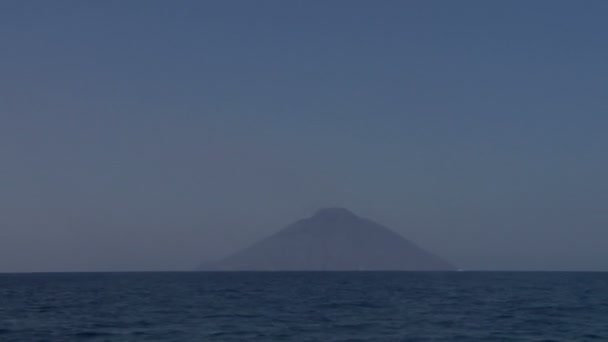 Vista del volcán Stromboli sobre el mar, Italia — Vídeos de Stock