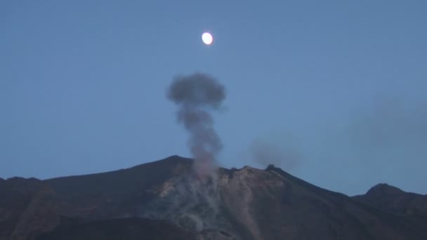 Извергающийся вулкан Стромболи, Италия — стоковое видео