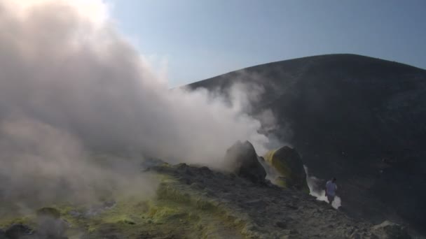 Bir yanardağ krater kenarında yürüyen turist — Stok video