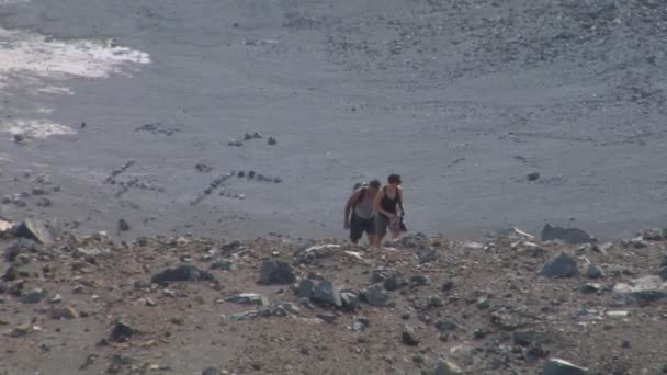 Turister vandrande på en kanta av vulkan kratern — Stockvideo