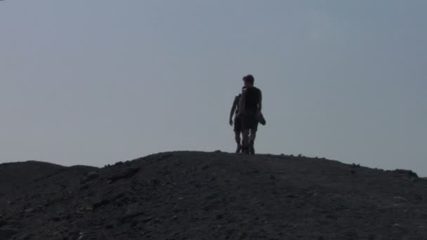 Turister vandrande på en kanta av vulkan kratern — Stockvideo
