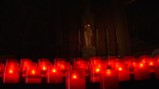 Bön ljus i kyrkan — Stockvideo