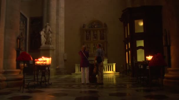 Toeristen in een kerk, Itali — Stockvideo