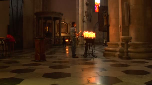 Touristen in einer Kirche, Italien — Stockvideo