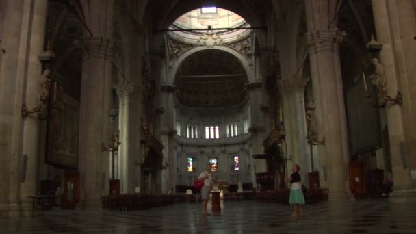Tourists in Monza Cathedral, Italy — Stock Video