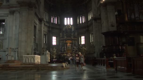 Toeristen in monza cathedral, Italië — Stockvideo