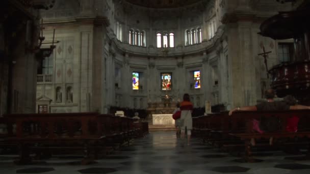 Toeristen in monza cathedral, Italië — Stockvideo