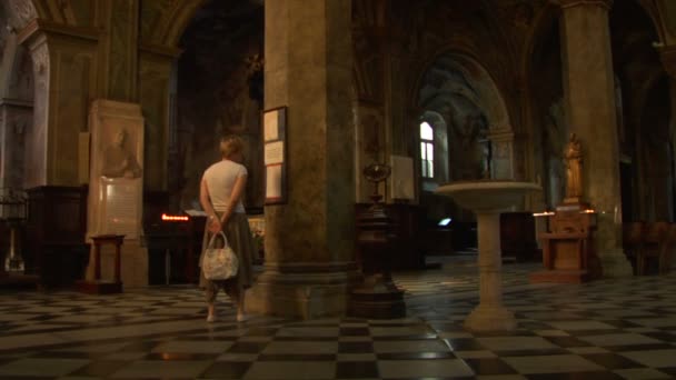 Een vrouw in een kerk — Stockvideo