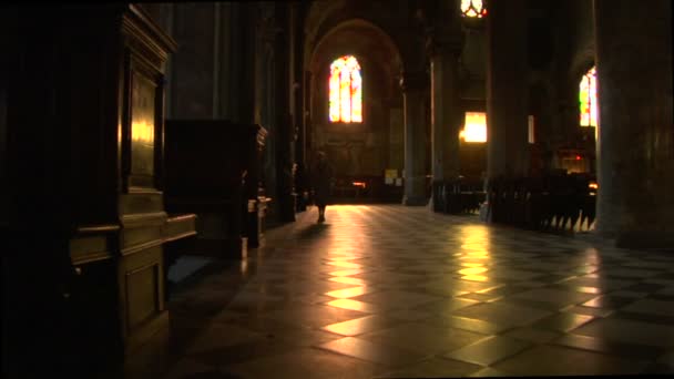 Туристы в церкви, Италия — стоковое видео