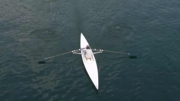 Hombre remando en un río en una canoa — Vídeos de Stock