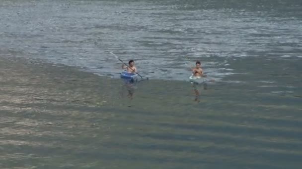 在一条河上皮划艇 — 图库视频影像