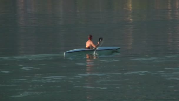 Faire du kayak sur une rivière — Video