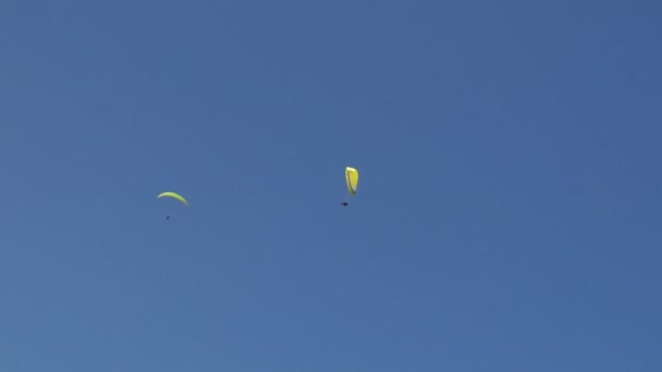 Mavi gökyüzü üzerinde renkli paraglide — Stok video
