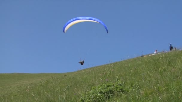 Bunter Gleitschirm am blauen Himmel — Stockvideo