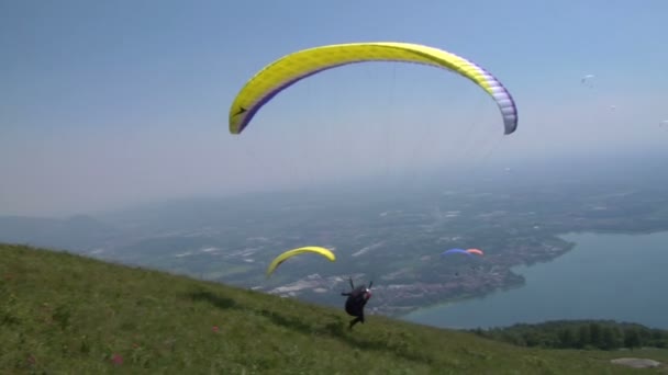 Parapente colorido en el cielo azul — Vídeo de stock