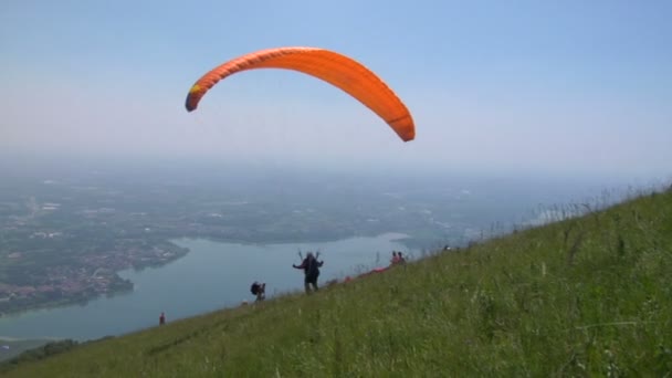 Mavi gökyüzü üzerinde renkli paraglide — Stok video