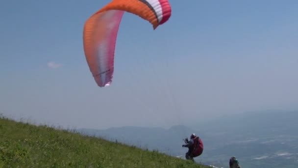 Kleurrijke paragliden op blauwe hemel — Stockvideo