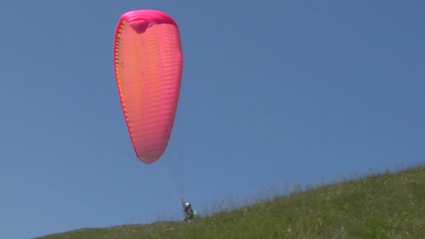 多彩滑翔伞在蓝蓝的天空上 — 图库视频影像