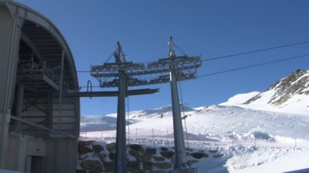 Teleférico en la estación de esquí de Alpes — Vídeo de stock