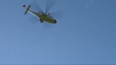 yukarıda uçan helikopter