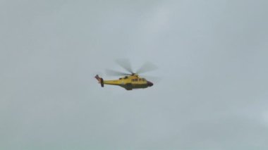 yukarıda uçan helikopter
