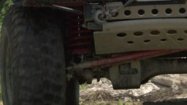 yakın tekerlek üzerinde bir off road araç hareket halinde