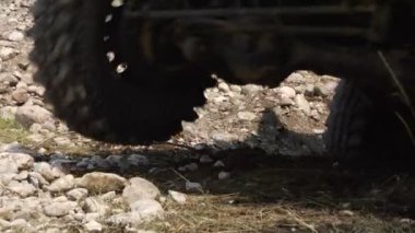 yakın tekerlek üzerinde bir off road araç hareket halinde