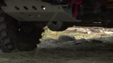 yakın tekerlek üzerinde bir off road araç hareket halinde