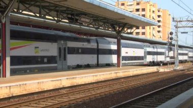 İtalyan banliyö treni tren istasyonunda
