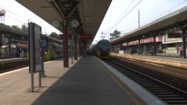 İtalyan banliyö treni tren istasyonunda