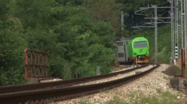 (İtalya kırsal kesimde çalışan tren)