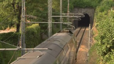 (İtalya kırsal kesimde çalışan tren)