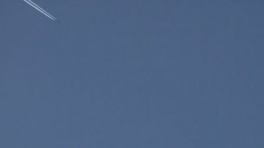 bir uçak buharı izi