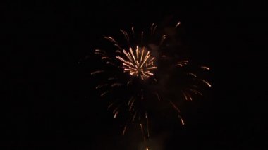 havai fişek sesi ile su