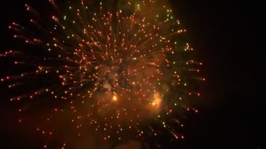 havai fişek sesi ile su