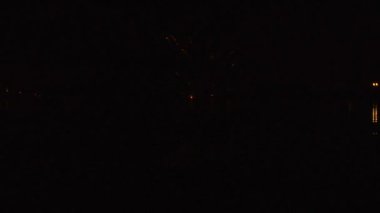 havai fişek sesi ile su