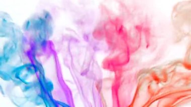 Beyaz arka plan üzerinde renkli sıvı ağır çekim