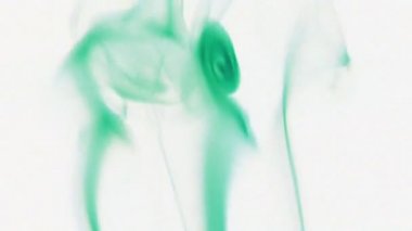 Beyaz arka plan üzerinde renkli sıvı ağır çekim