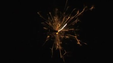 Siyah üstüne sarı maytap