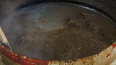 kafatasında kalan herhangi bir eti kesişiyor laboratuvarda kaldırmak için su kaynar