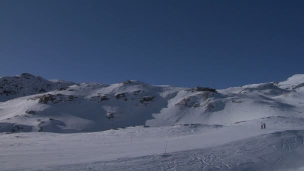 Esquiadores en Alpes estación de esquí — Vídeo de stock