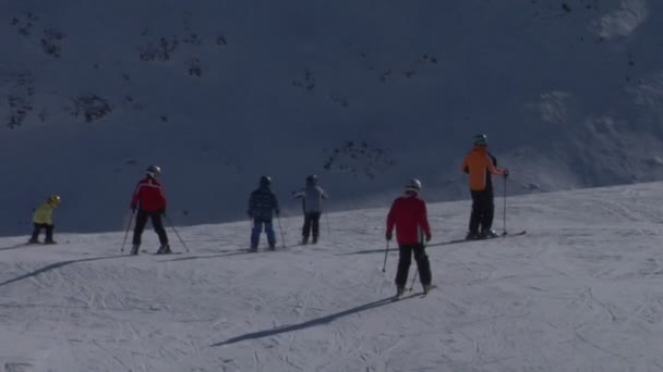 Skiërs in Alpen skiresort — Stockvideo