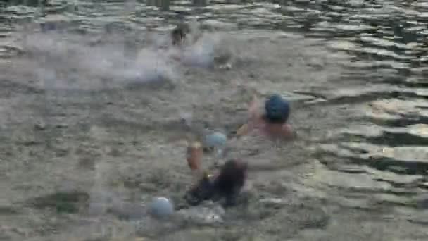 Athlètes de natation dans une compétition de triathlon — Video