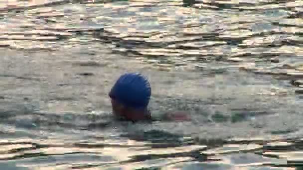 Plavání sportovce v soutěži triatlon — Stock video